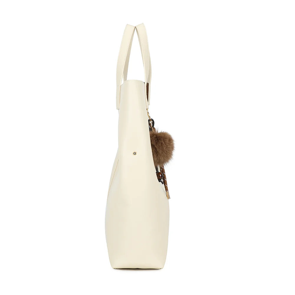 Profil de l’Erythéa beige : soufflet de 11 cm et petit rivet doré sur le côté du cabas – réf. R-2027