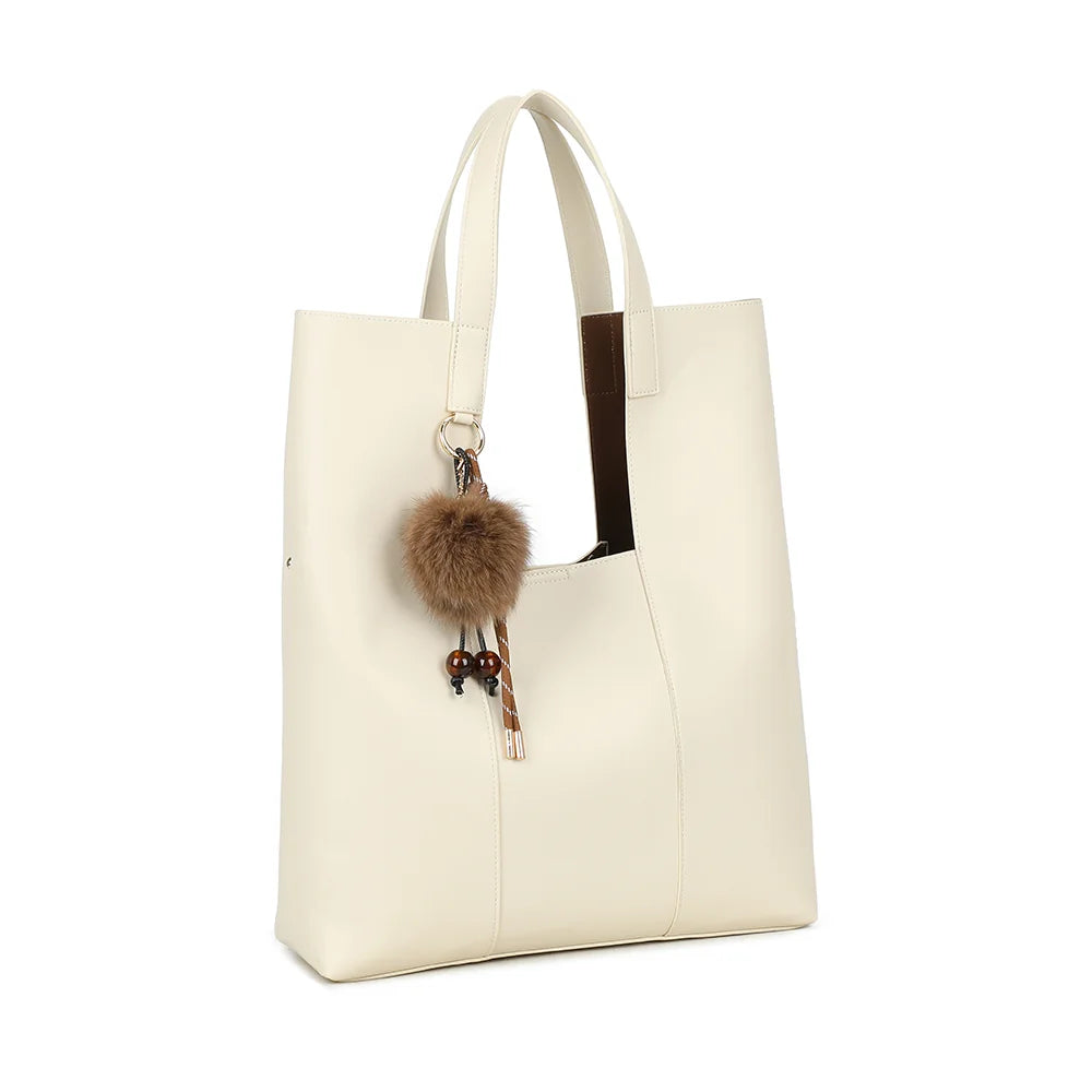 Erythéa beige de trois quarts : deux anses longues et silhouette verticale en synthétique lisse – réf. R-2027