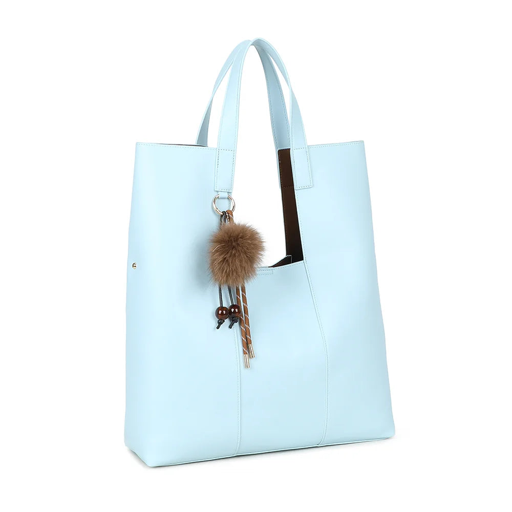 Erythéa bleu clair de trois quarts : deux anses longues et silhouette verticale en synthétique lisse – réf. R-2027