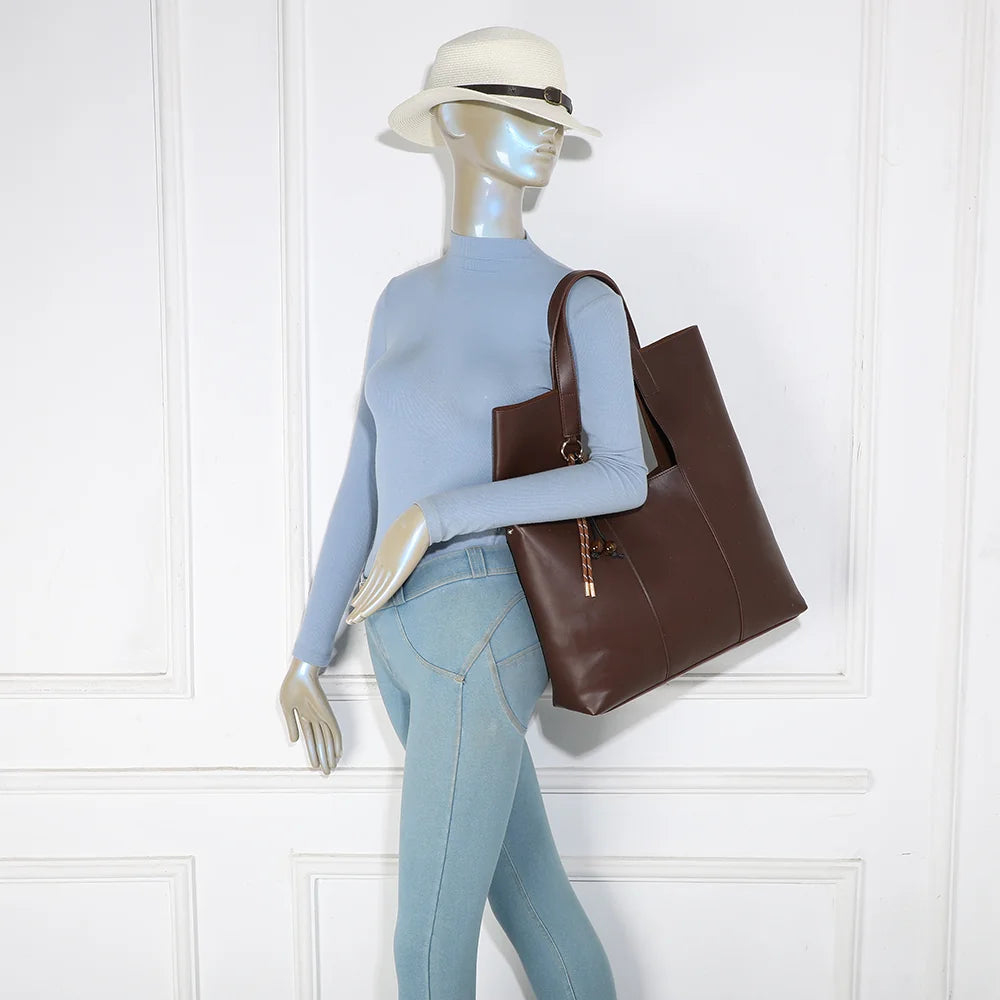 Sac cabas Erythéa café porté à l’épaule par une femme grâce à ses anses de 31 cm – réf. R-2027