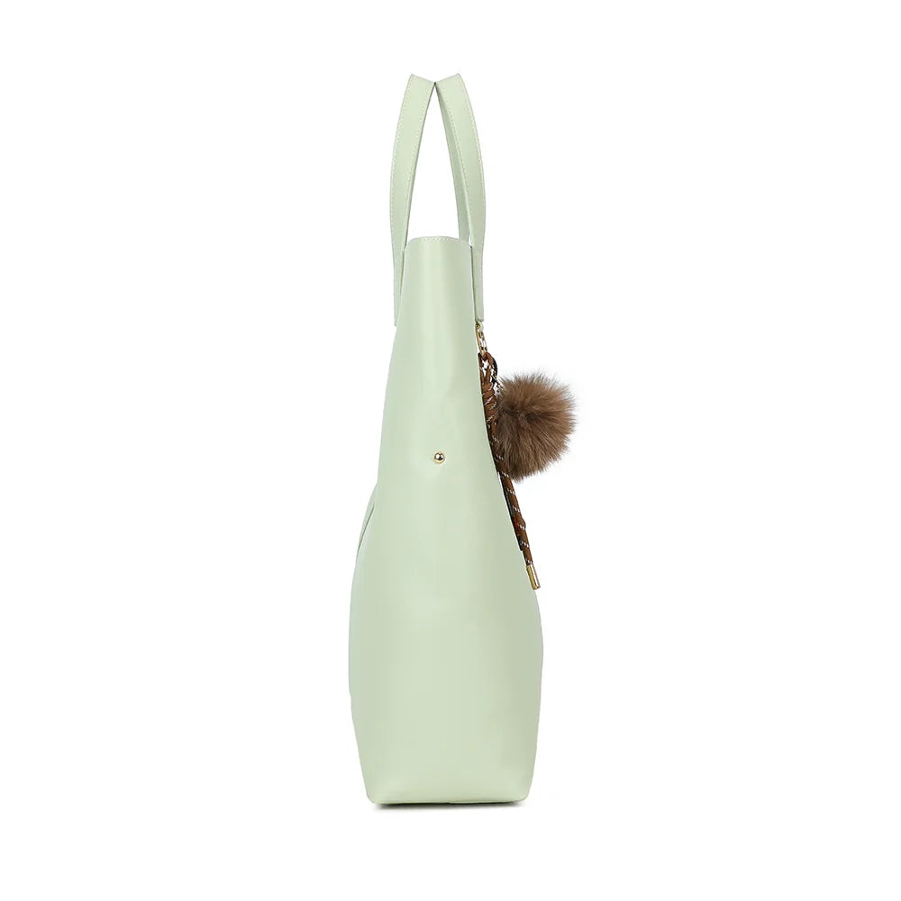 Profil de l’Erythéa vert clair : soufflet de 11 cm et petit rivet doré sur le côté du cabas – réf. R-2027