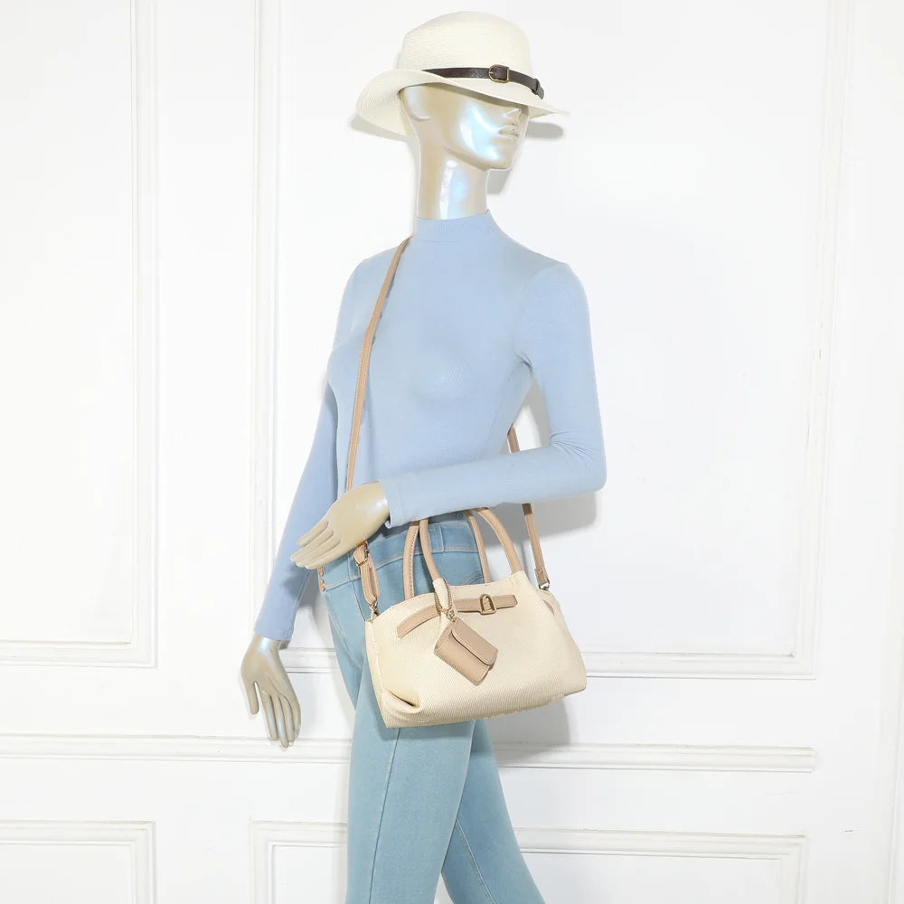 Sac Esmée beige/taupe porté par une femme, à la main ou avec sa bandoulière amovible – réf. A-9156-1
