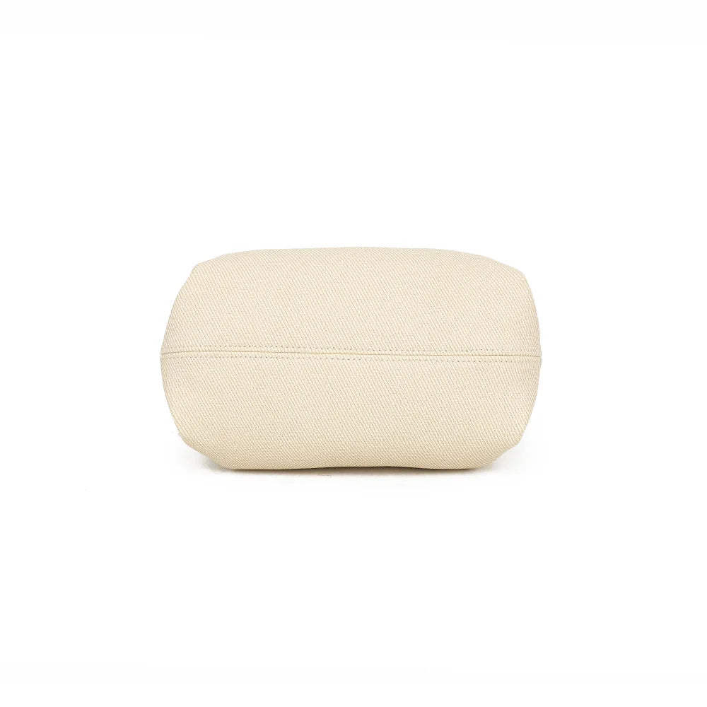 Dessous du sac Esmée bleu clair, une base structurée qui garde bien la forme du sac – réf. A-9156-1