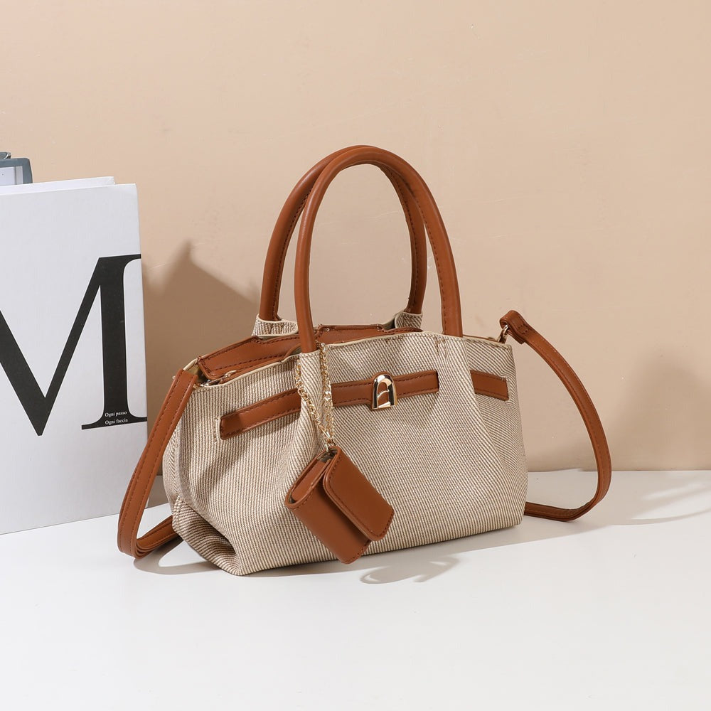 Sac à main Esmée Taupe/Marron mis en scène dans un décor intérieur – visuel d’ambiance créé avec l’IA – Gallantry Paris