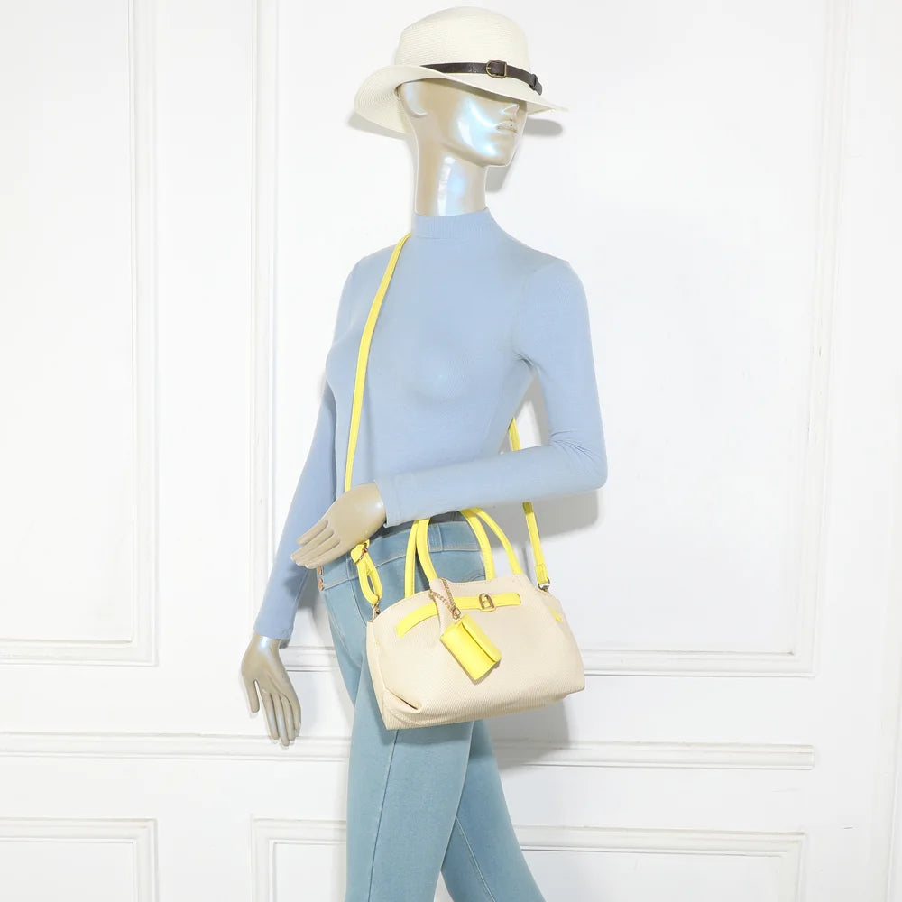 Sac Esmée jaune porté par une femme, à la main ou avec sa bandoulière amovible – réf. A-9156-1