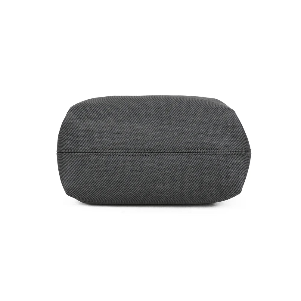 Dessous du sac Esmée noir, une base structurée qui garde bien la forme du sac – réf. A-9156-1