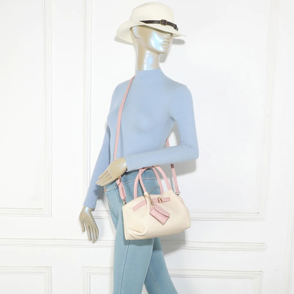 Sac Esmée rose porté par une femme, à la main ou avec sa bandoulière amovible – réf. A-9156-1