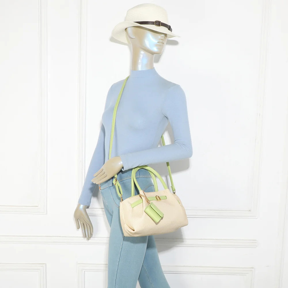 Sac Esmée vert porté par une femme, à la main ou avec sa bandoulière amovible – réf. A-9156-1