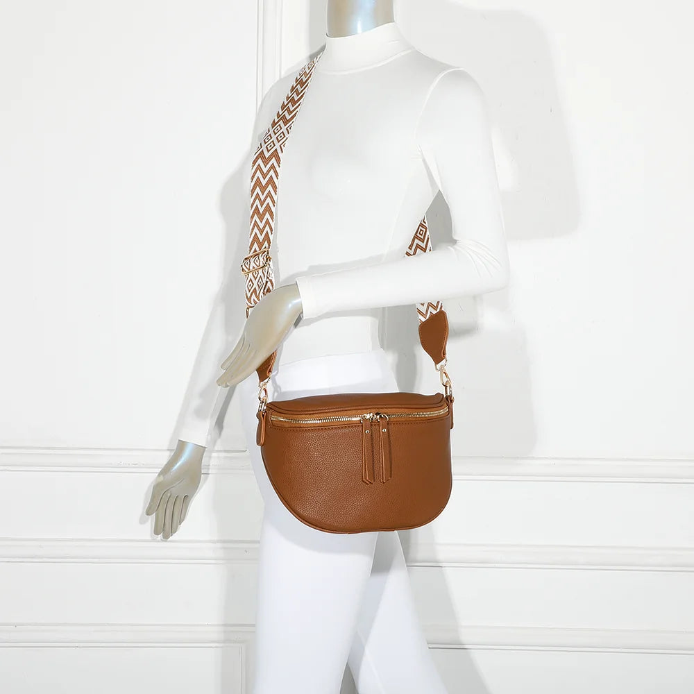Sac banane Essentiel camel porté par une femme, sangle réglable au motif géométrique – réf. Z-83051