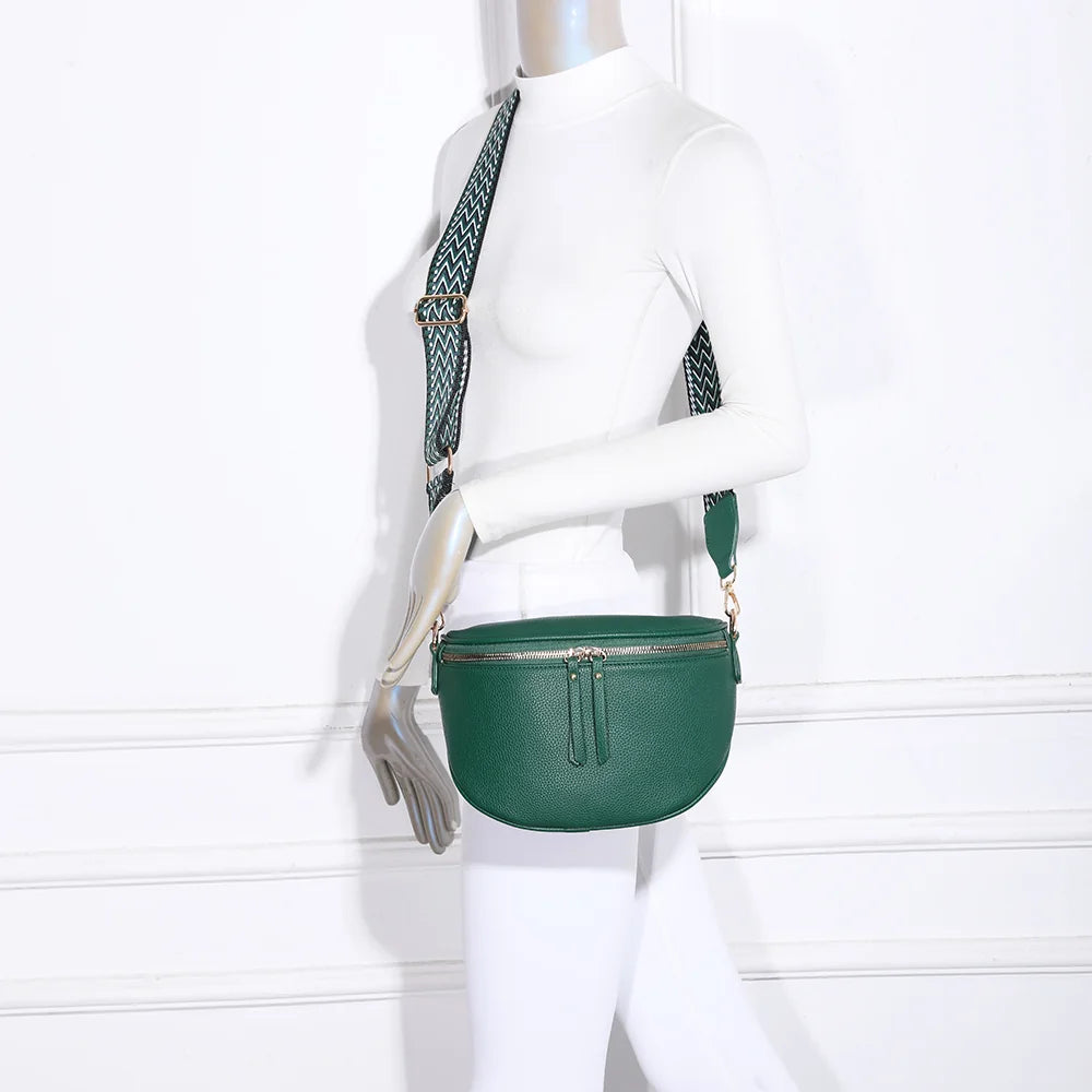 Sac banane Essentiel vert foncé porté par une femme, sangle réglable au motif géométrique – réf. Z-83051