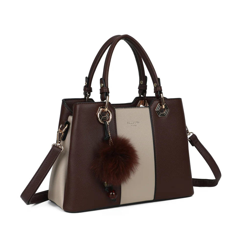 Fiora Pop café vu de trois quarts : silhouette structurée, quincaillerie dorée hexagonale et pompon – réf. M-9354-3