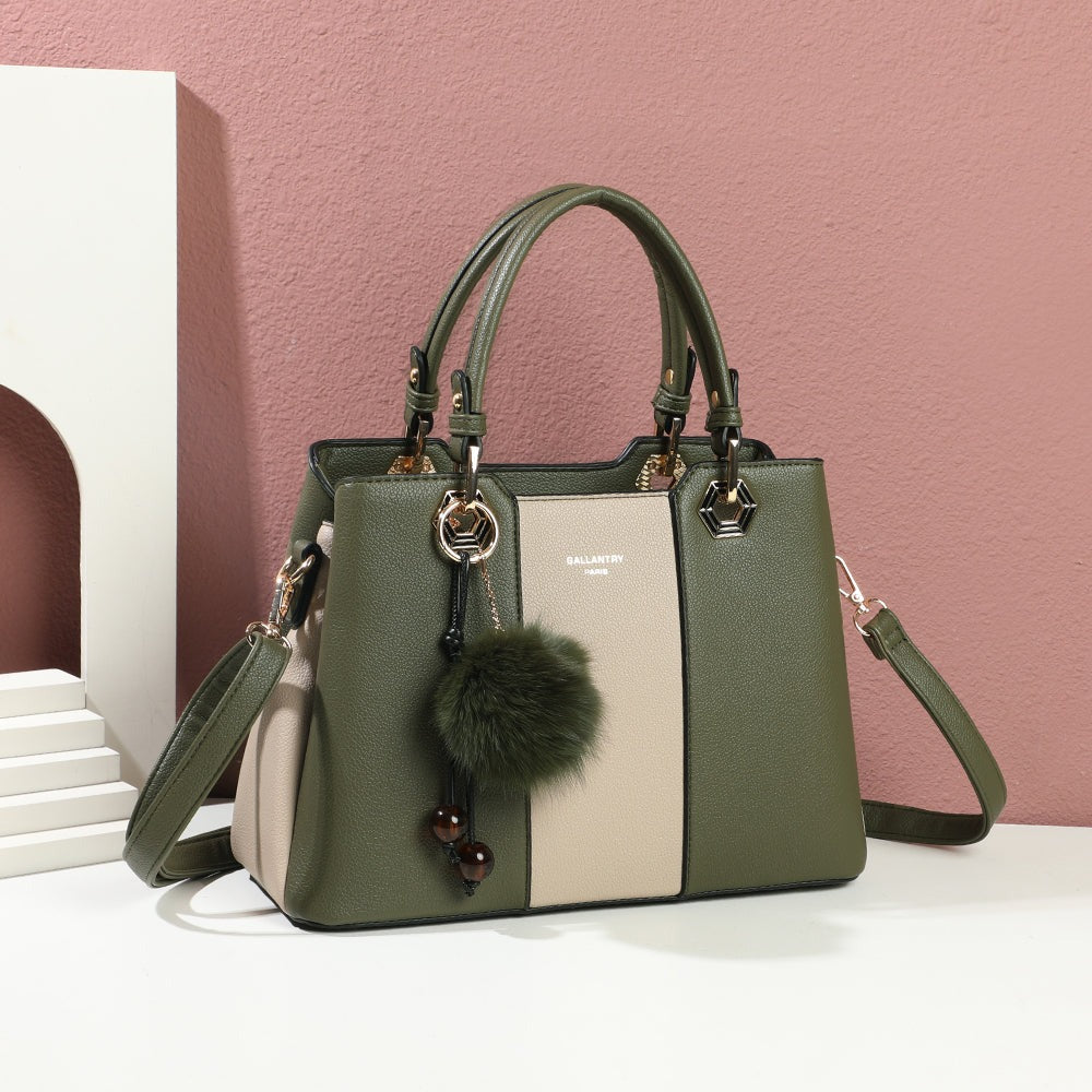 Sac à main Fiora Pop vert foncé à pompon mis en scène dans un décor d’intérieur – visuel d’ambiance créé avec l’IA – Gallantry Paris
