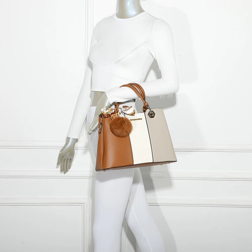 Fiora Pop marron/beige porté par une femme, à la main ou à l’épaule grâce à sa bandoulière ajustable – réf. M-9354-3