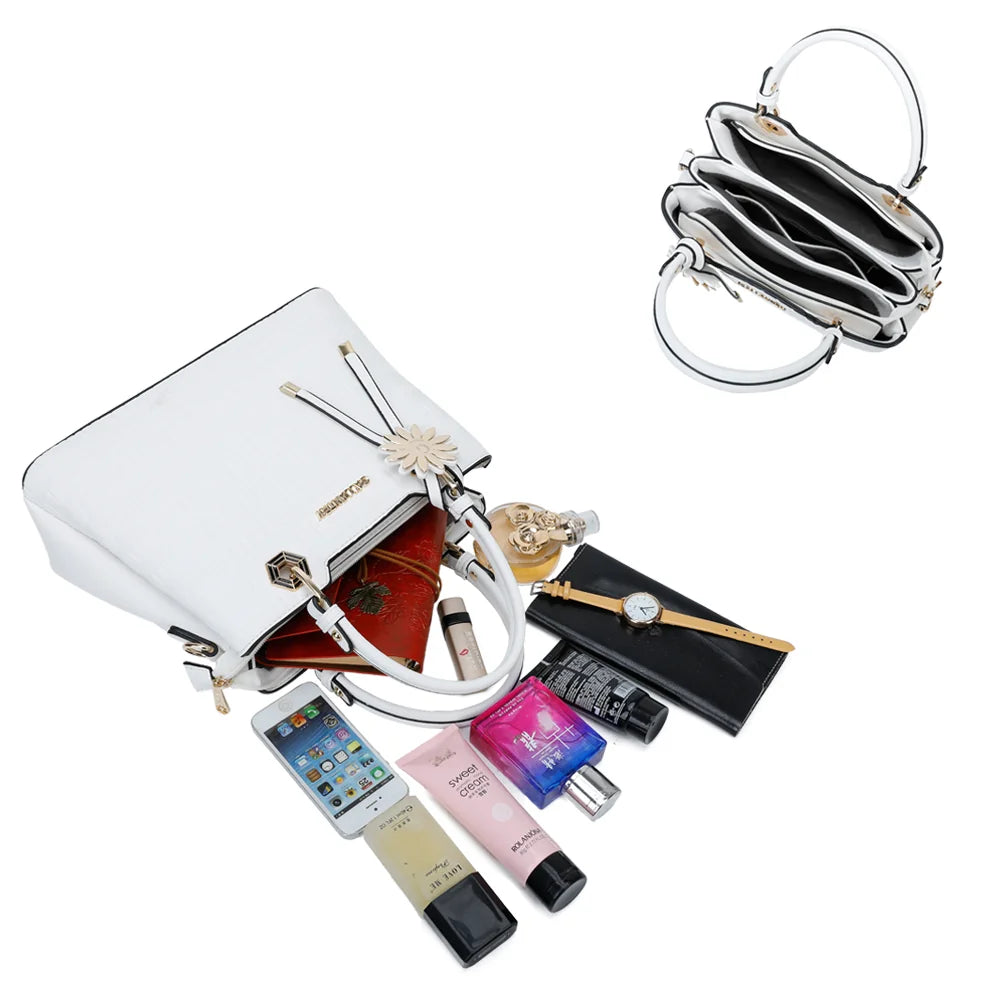 Intérieur du Fiora blanc : trois compartiments pour téléphone, portefeuille et maquillage – réf. M-9354