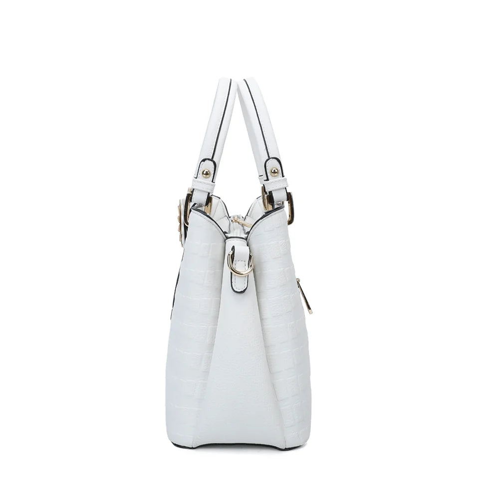 Profil du Fiora blanc : mousquetons dorés où s’accroche la bandoulière amovible et réglable – réf. M-9354