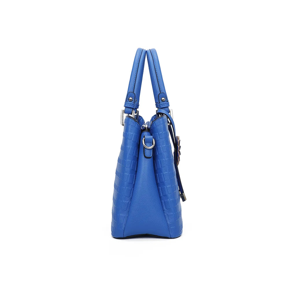 Profil du Fiora bleu : mousquetons dorés où s’accroche la bandoulière amovible et réglable – réf. M-9354