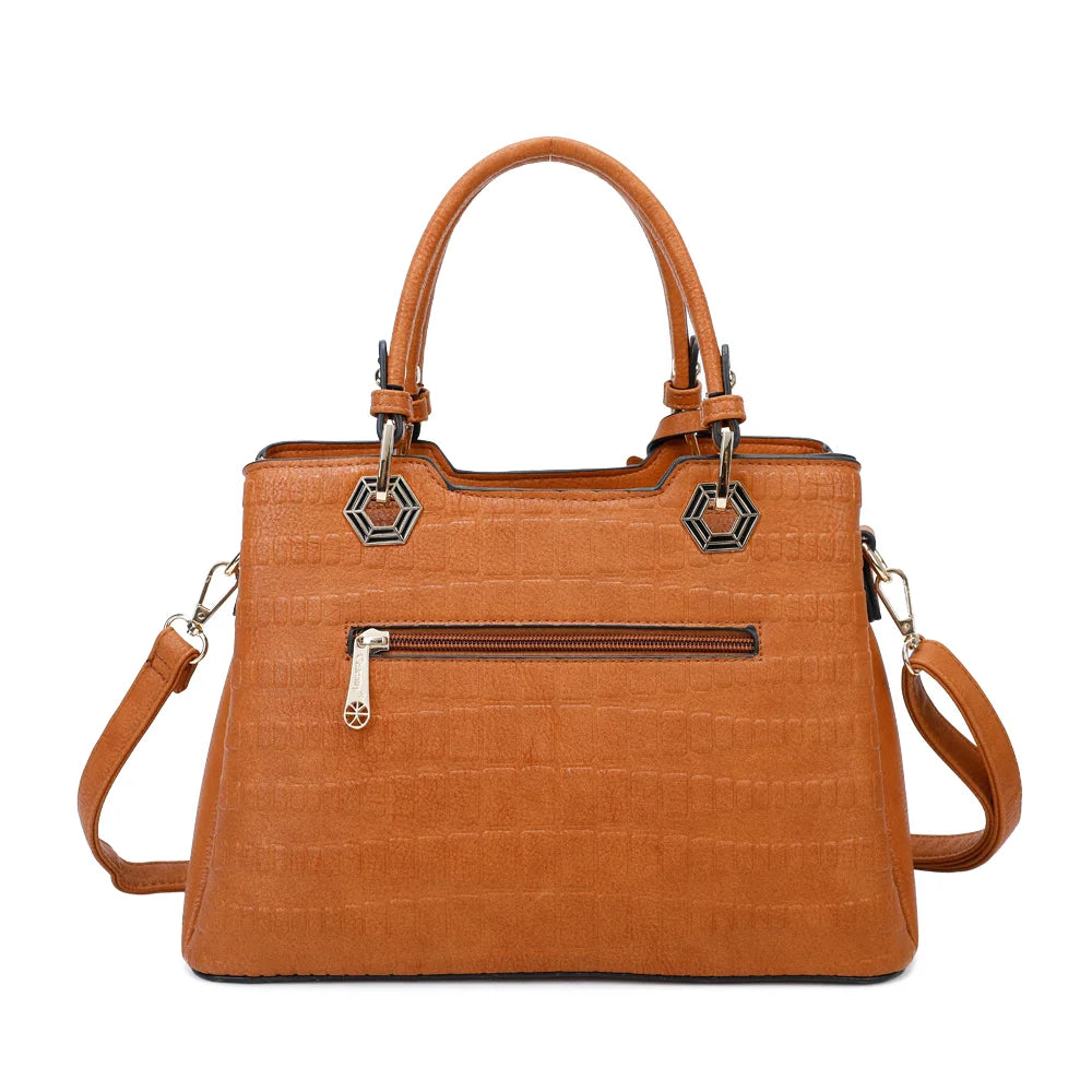 Dos du Fiora camel, motif embossé façon croco sur toute la surface et anses de 14 cm – réf. M-9354