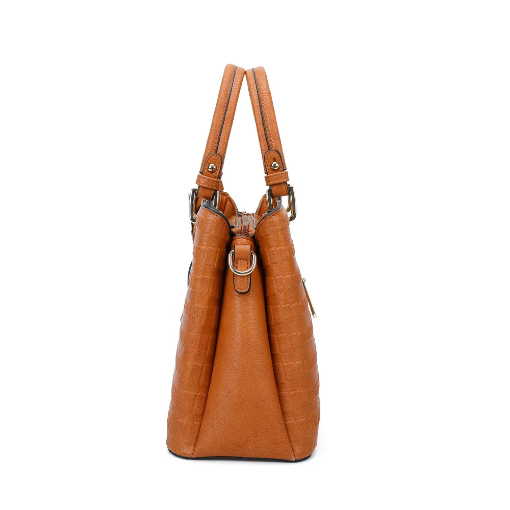 Profil du Fiora camel : mousquetons dorés où s’accroche la bandoulière amovible et réglable – réf. M-9354