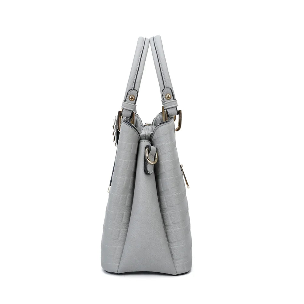 Profil du Fiora gris : mousquetons dorés où s’accroche la bandoulière amovible et réglable – réf. M-9354