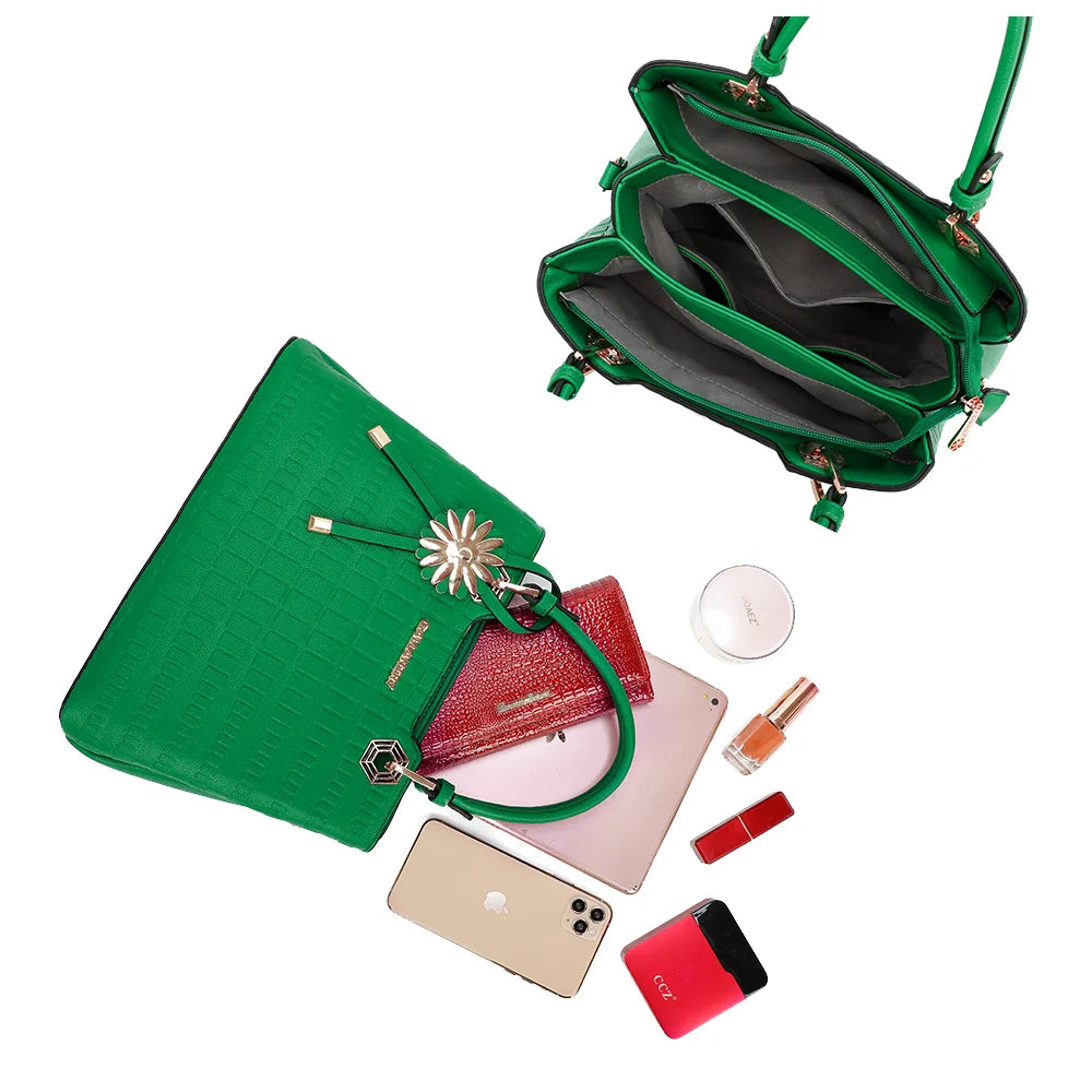 Intérieur du Fiora vert : trois compartiments pour téléphone, portefeuille et maquillage – réf. M-9354