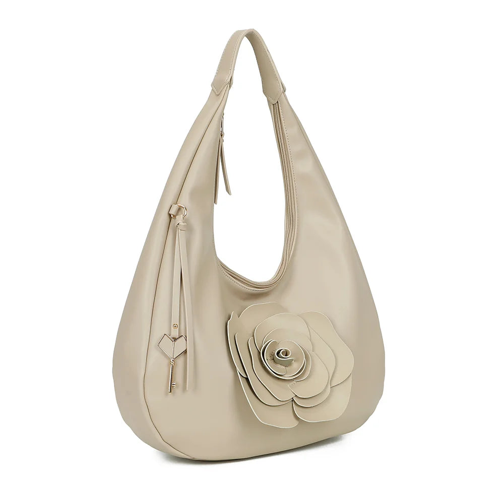 Fleur de Lune beige vu de trois-quarts : silhouette arrondie et pampille dorée à breloque clé – réf. G-7494