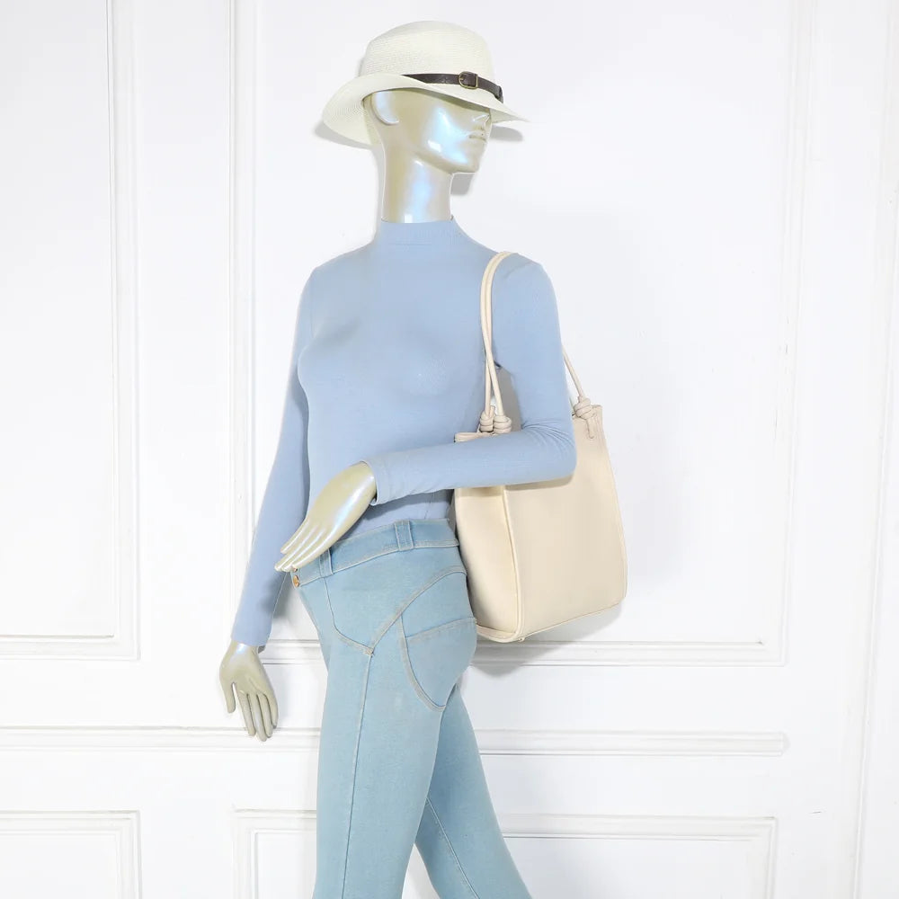 Sac cabas femme Florence beige porté à l’épaule grâce à ses deux anses longues et fines – réf. A-9455-1
