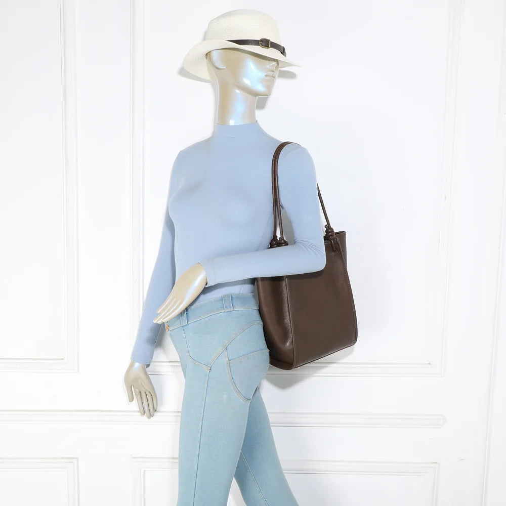 Sac cabas femme Florence café porté à l’épaule grâce à ses deux anses longues et fines – réf. A-9455-1