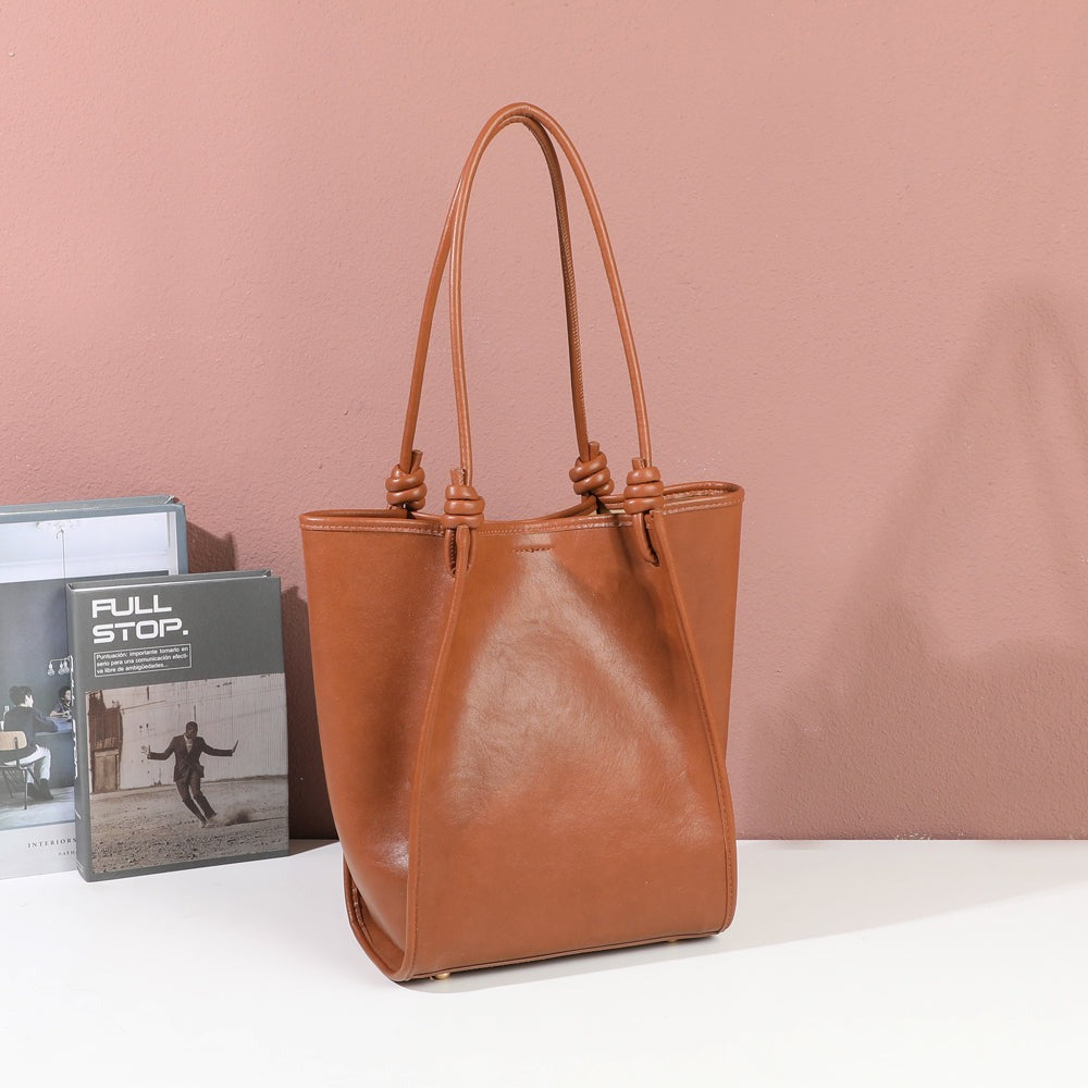 Sac cabas Florence marron aux anses nouées mis en scène dans un décor – visuel d’ambiance créé avec l’IA – Gallantry Paris