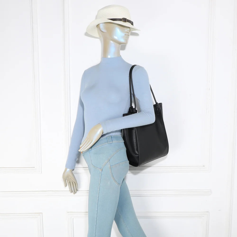 Sac cabas femme Florence noir porté à l’épaule grâce à ses deux anses longues et fines – réf. A-9455-1