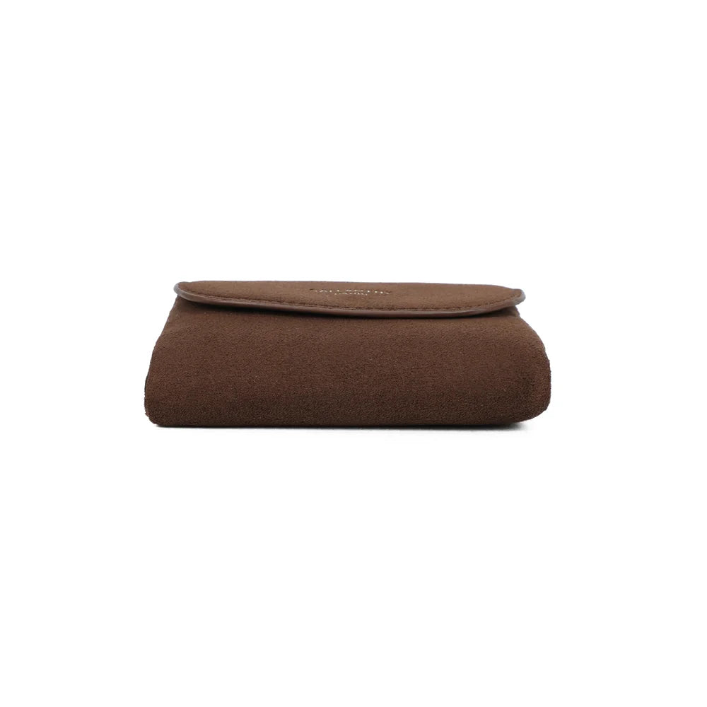Dessous du portefeuille Florina café, finition effet suédine ton sur ton et format compact – réf. SF-69055