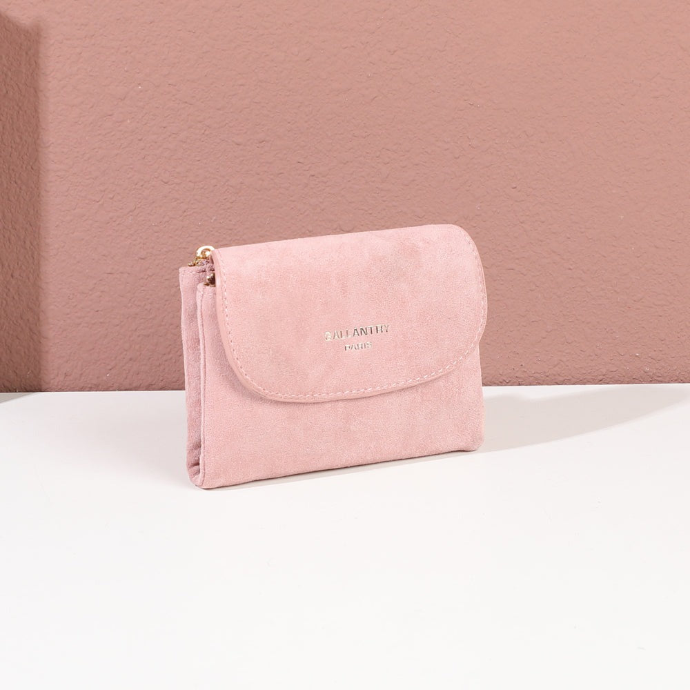 Portefeuille Florina rose poudré effet suédine mis en scène dans un décor – visuel d’ambiance créé avec l’IA – Gallantry Paris