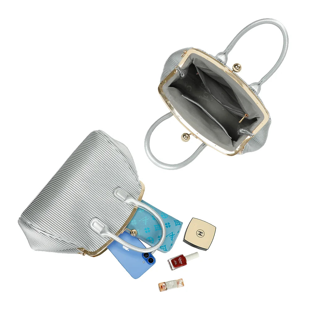 Intérieur du Gabrielle Retro argent : doublure synthétique, poche zippée et poche plate pour les essentiels – réf. R-1691-1