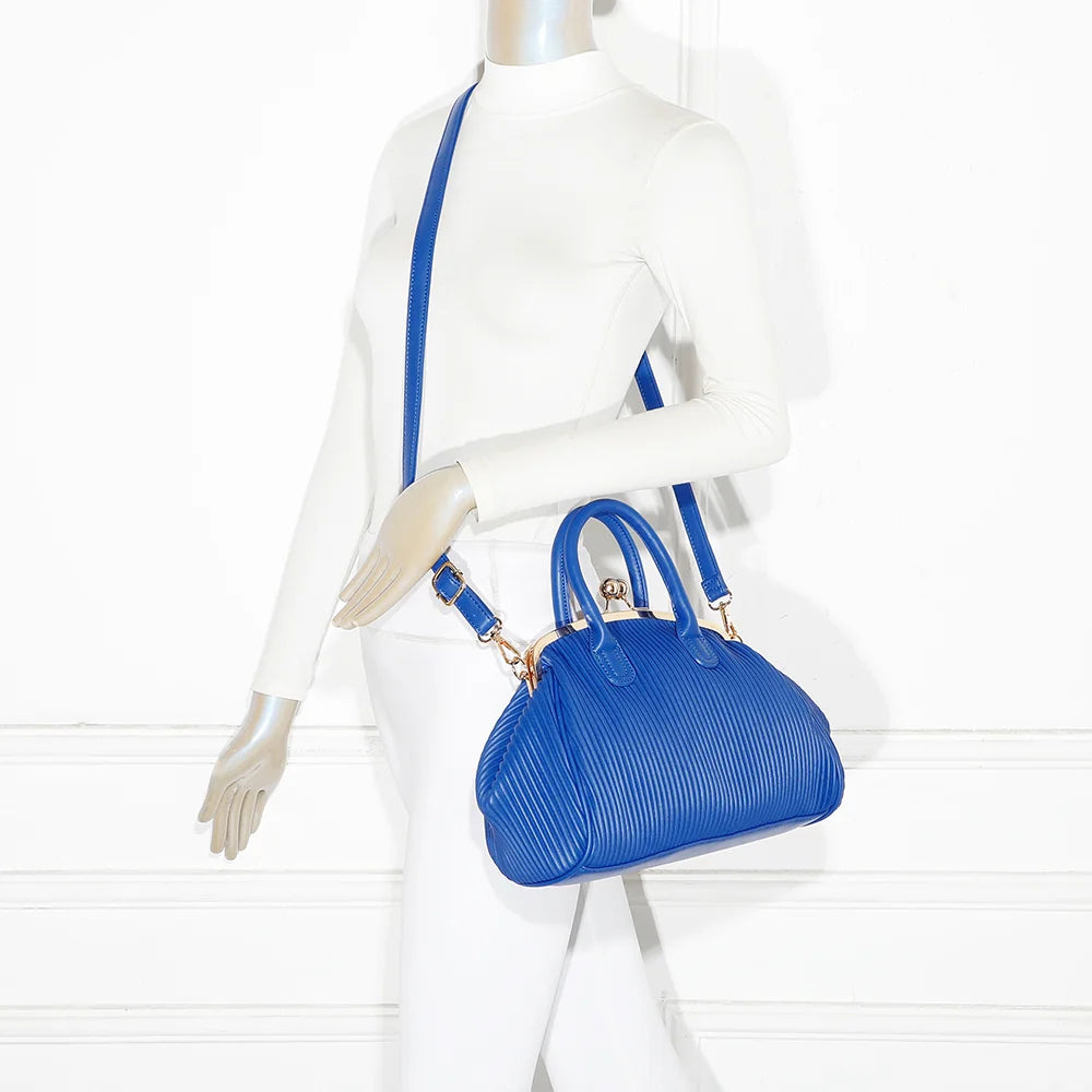 Sac à main femme Gabrielle Retro bleu porté, anses courtes à la main ou bandoulière amovible – réf. R-1691-1