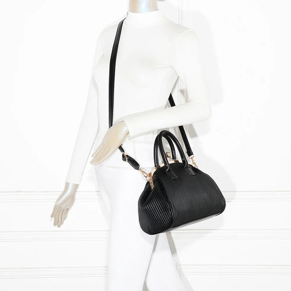 Sac à main femme Gabrielle Retro noir porté, anses courtes à la main ou bandoulière amovible – réf. R-1691-1