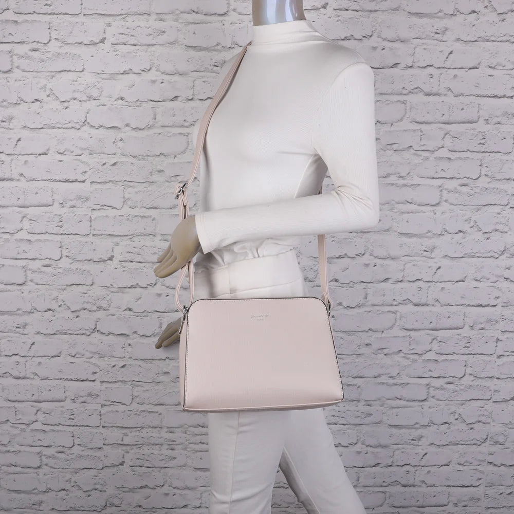 Gallante beige porté par une femme en bandoulière, sangle réglée à la bonne longueur pour la journée – réf. G-7432-2