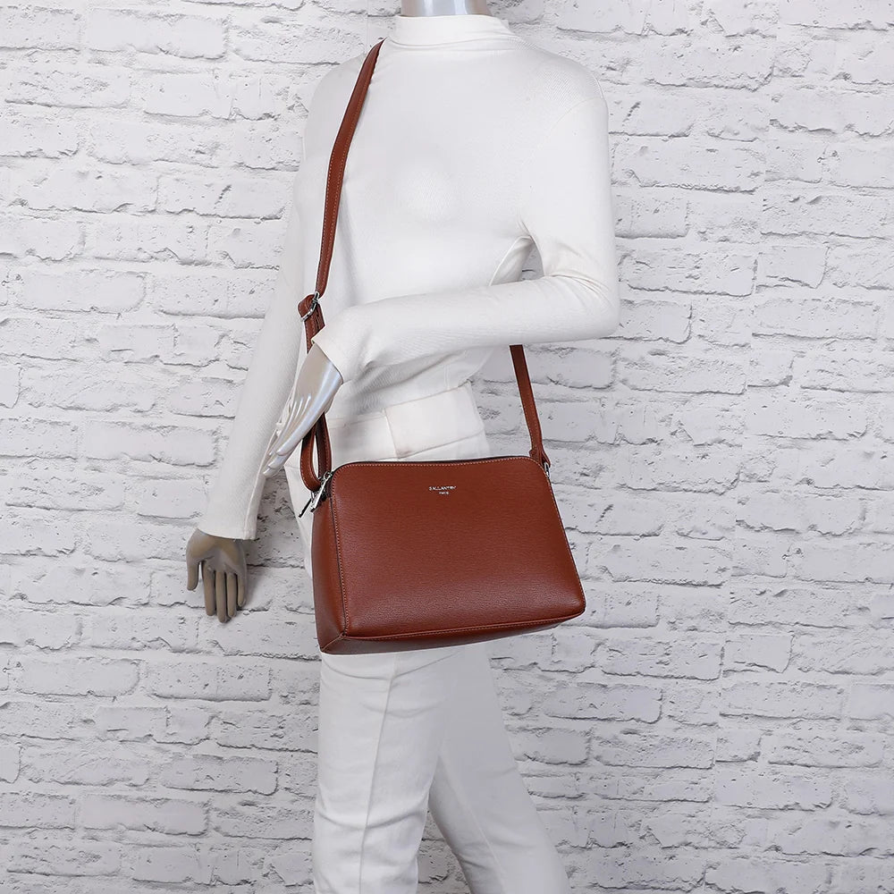 Gallante marron foncé porté par une femme en bandoulière, sangle réglée à la bonne longueur pour la journée – réf. G-7432-2