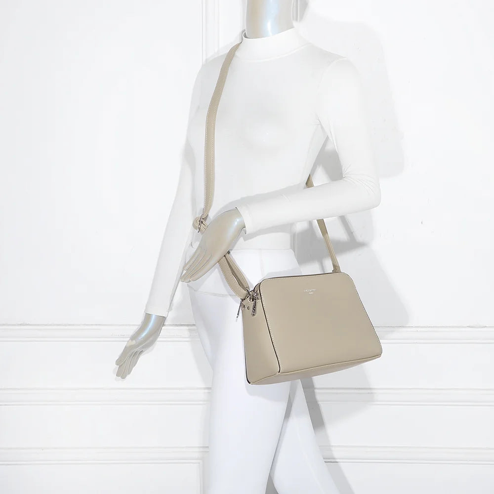 Gallante taupe porté par une femme en bandoulière, sangle réglée à la bonne longueur pour la journée – réf. G-7432-2