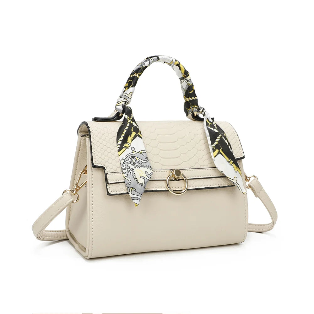 Giuliana beige de trois quarts : silhouette structurée, rabat embossé croco et anneau doré – réf. M-9382-1