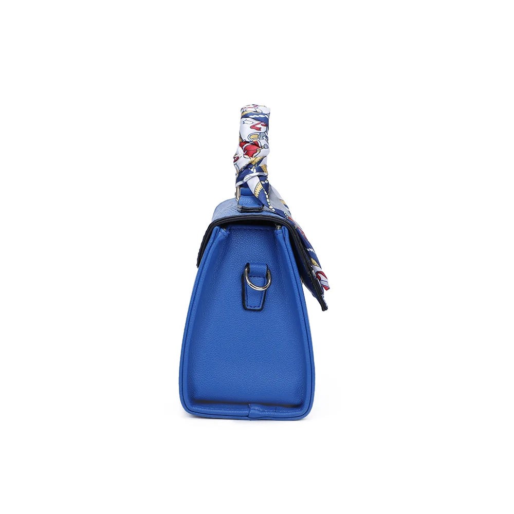 Profil du Giuliana bleu : soufflet latéral et anneau doré d’accroche de la bandoulière – réf. M-9382-1