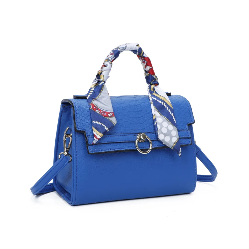 Giuliana bleu de trois quarts : silhouette structurée, rabat embossé croco et anneau doré – réf. M-9382-1