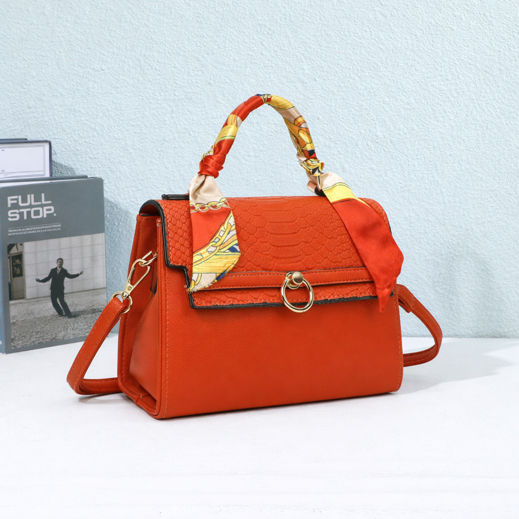 Sac à main Giuliana orange avec foulard imprimé noué sur la poignée dans un décor d’ambiance – visuel d’ambiance créé avec l’IA – Gallantry Paris