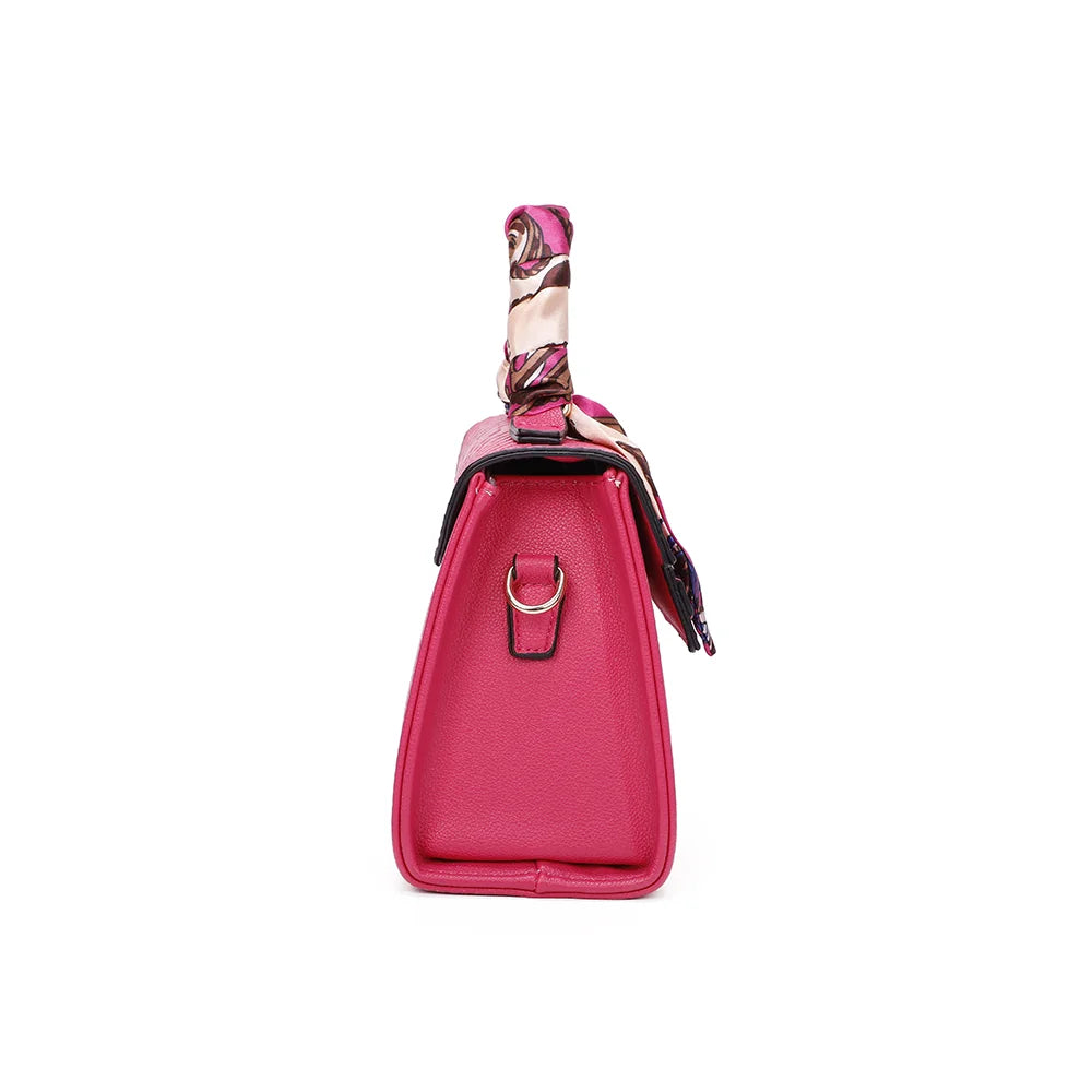 Profil du Giuliana fuschia : soufflet latéral et anneau doré d’accroche de la bandoulière – réf. M-9382-1