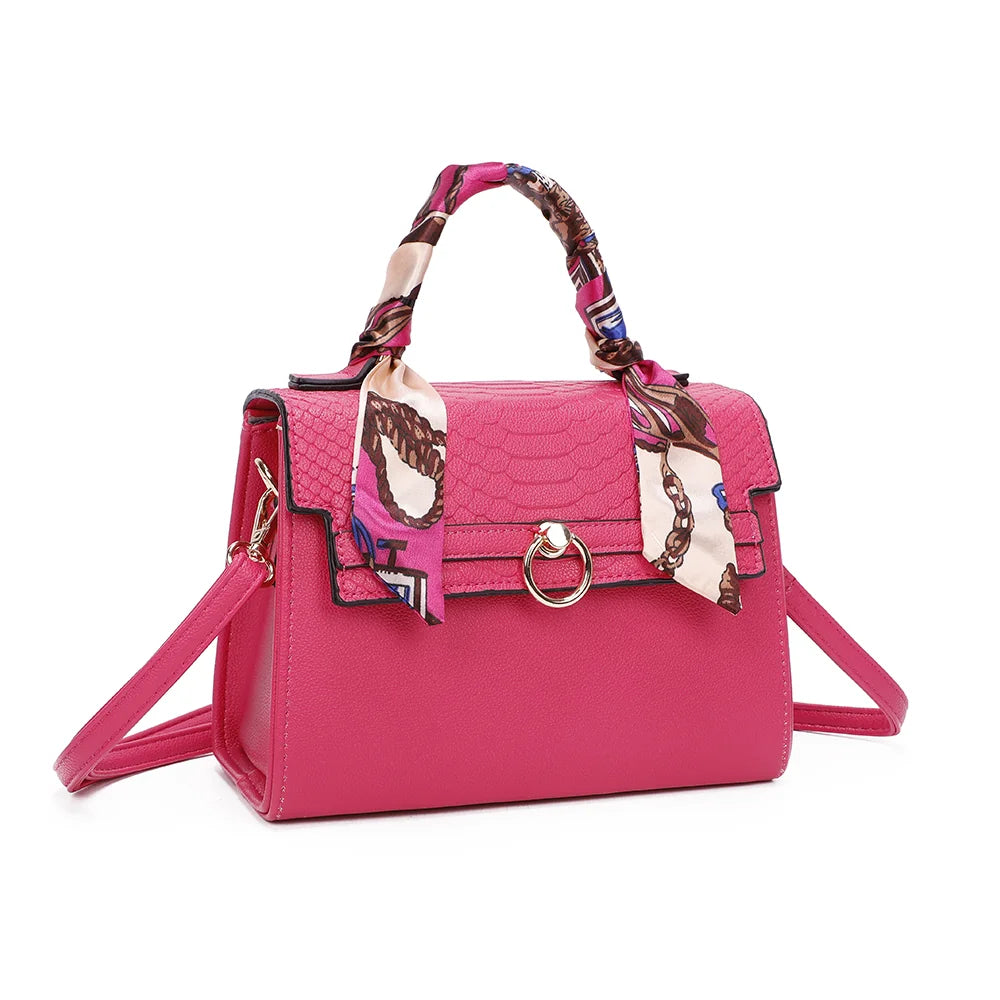 Giuliana fuschia de trois quarts : silhouette structurée, rabat embossé croco et anneau doré – réf. M-9382-1