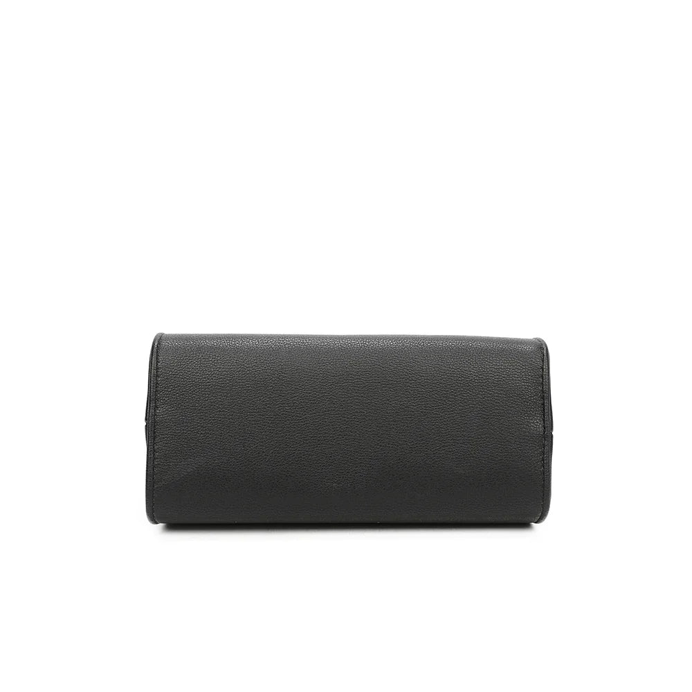 Dessous du Giuliana noir, vue de la base de ce sac à main compact de 22 cm de large – réf. M-9382-1