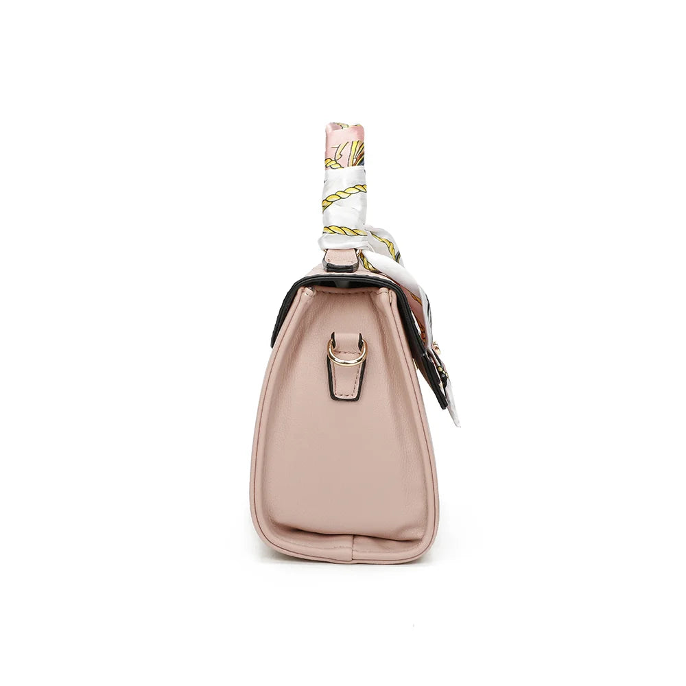 Profil du Giuliana rose : soufflet latéral et anneau doré d’accroche de la bandoulière – réf. M-9382-1