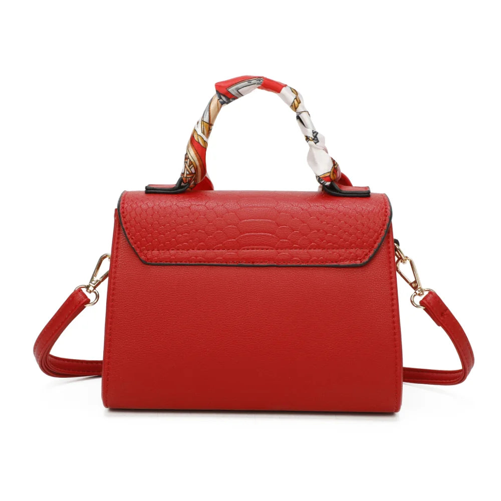 Dos du Giuliana rouge, surface grainée et ligne nette de la silhouette structurée – réf. M-9382-1