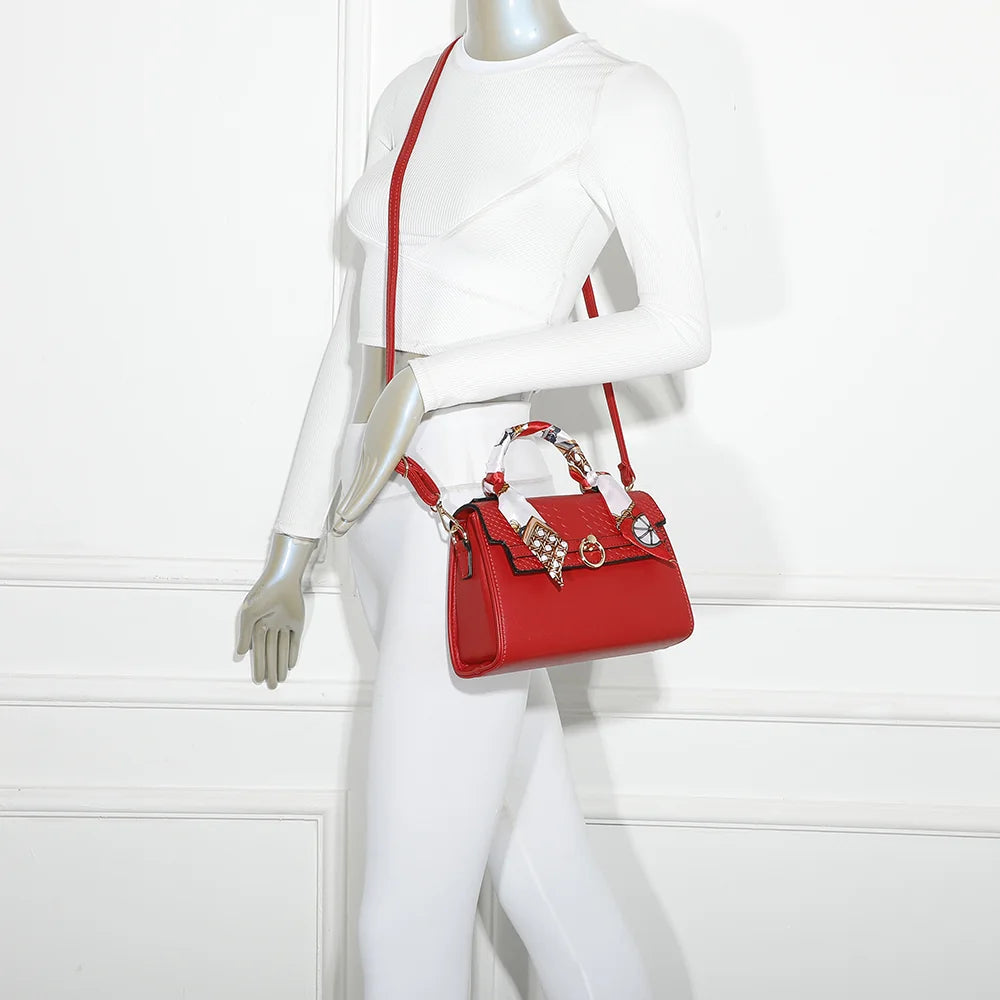 Sac Giuliana rouge porté par une femme, à la main ou à l’épaule avec sa bandoulière amovible – réf. M-9382-1