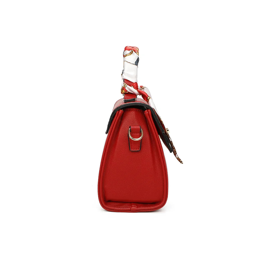 Profil du Giuliana rouge : soufflet latéral et anneau doré d’accroche de la bandoulière – réf. M-9382-1