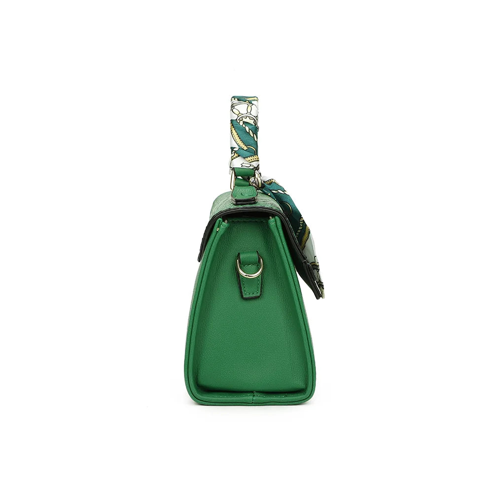 Profil du Giuliana vert : soufflet latéral et anneau doré d’accroche de la bandoulière – réf. M-9382-1