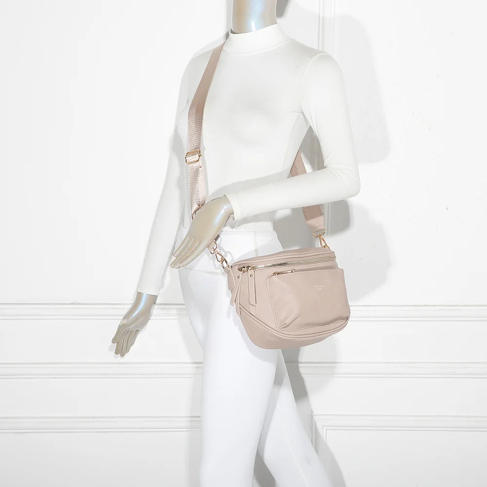 Sac banane femme Glamour taupe porté en bandoulière, large sangle amovible réglable – réf. Z-83047